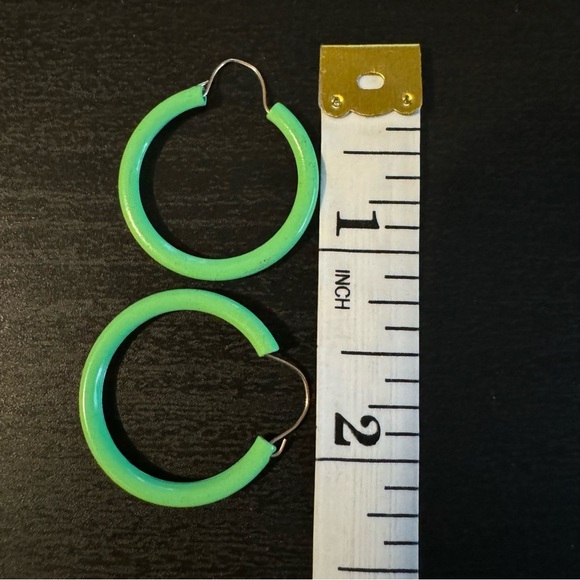 ⚜️3 for $30⚜️ Bundle of 2 Vintage Green Earrings (Hoops and Leaf Studs, Neon) - Picture 6 of 7